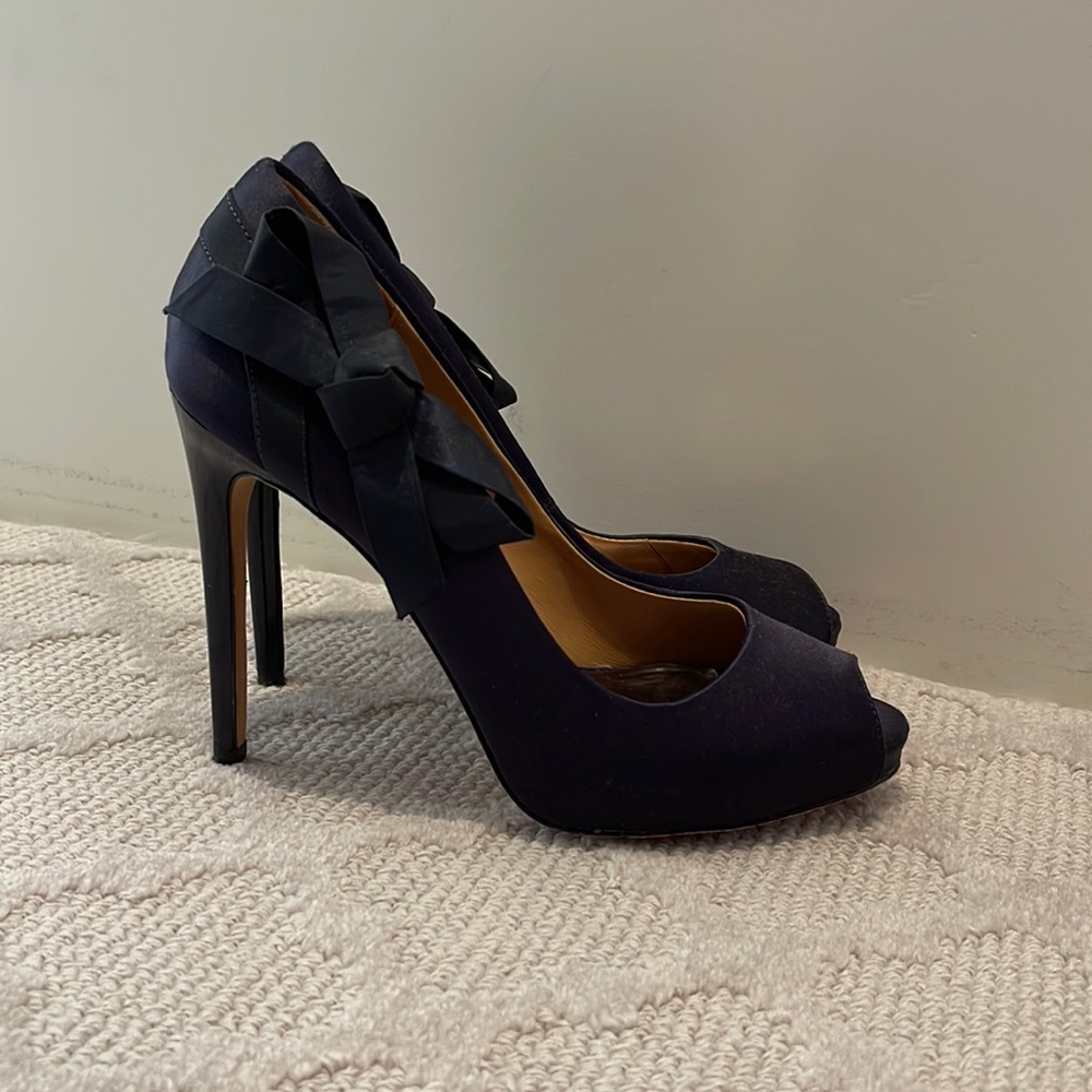 Navy Badgley Mischka pumps with side bow detail